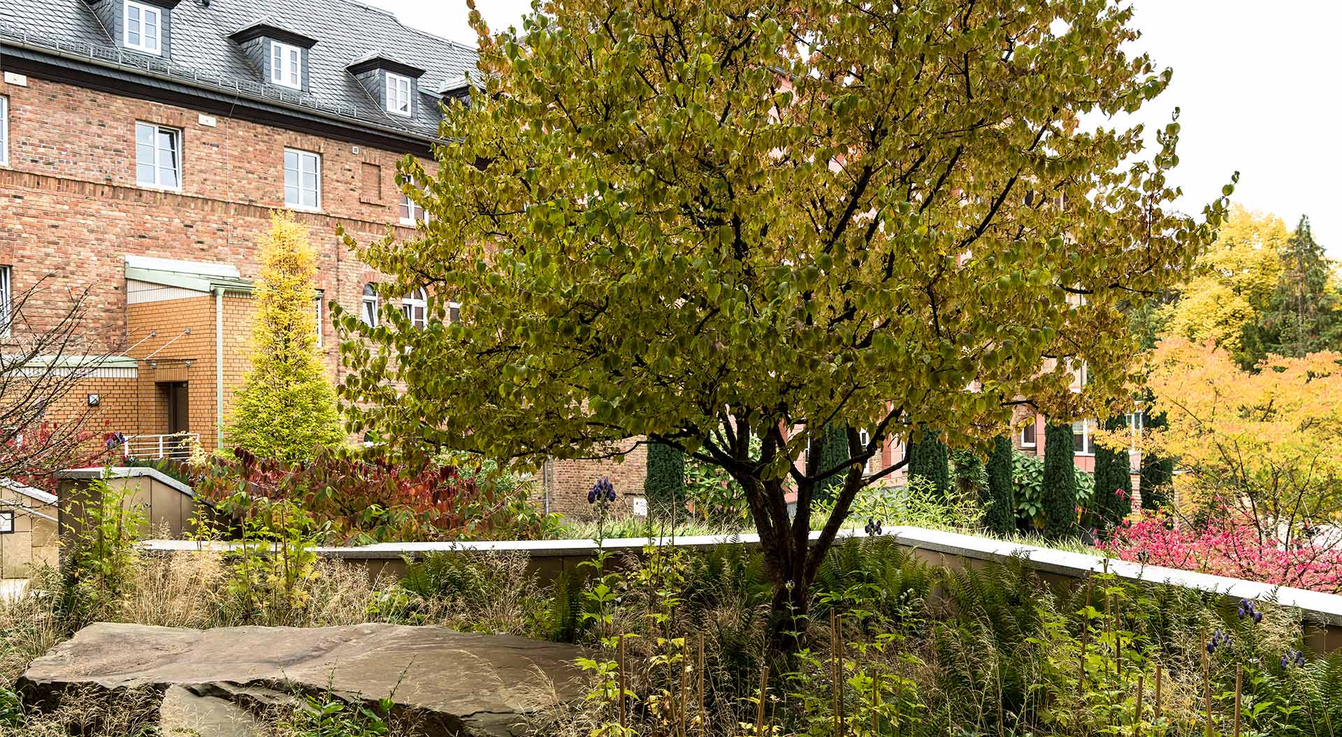 Klostergebäude fügt sich perfekt in den gestalteten Garten ein